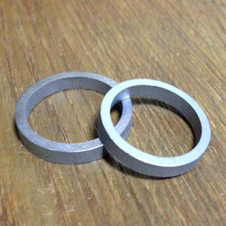 【金属アレルギー対応】タンタルの深く澄んだ黒色・金属アレルギー対応の結婚指輪 3枚目の画像