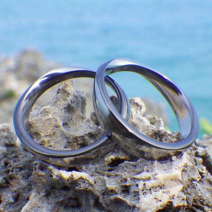 【金属アレルギー対応】ジルコニウムの黒色が冴えたメビウスの輪の指輪