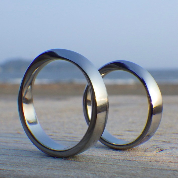 金属アレルギーの心配がない美しい金属素材・ハフニウムの結婚指輪 1枚目の画像