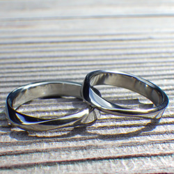 金属アレルギーの心配がない美しい金属素材・ハフニウムの結婚指輪 2枚目の画像