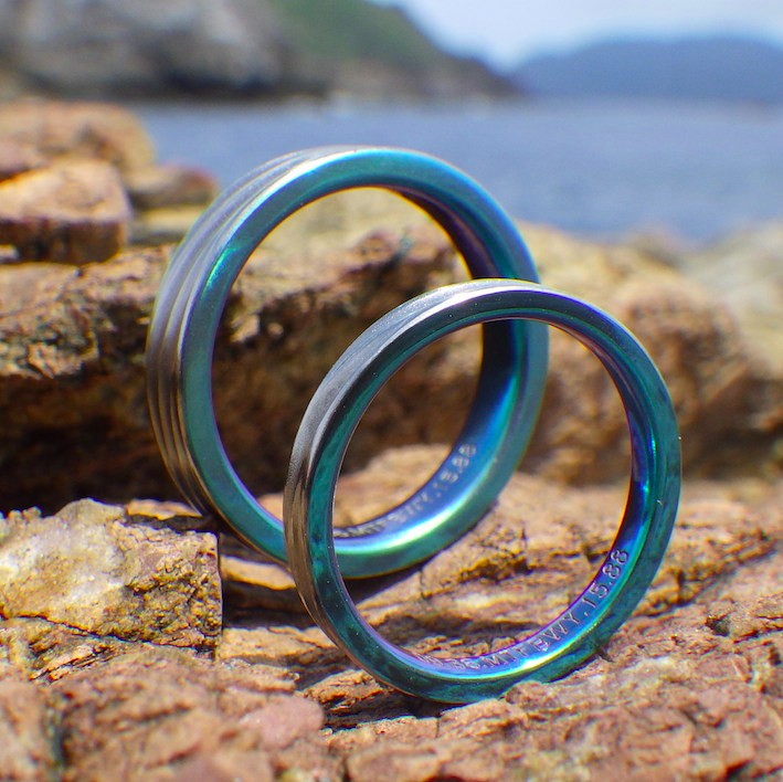 【金属アレルギー対応】南の島の海の青と波の結婚指輪