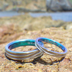 【金属アレルギー対応】南の島の海の青と波の結婚指輪 2枚目の画像