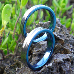 【金属アレルギー対応】鮮やかなロイヤルブルー・ハフニウムの結婚指輪 1枚目の画像