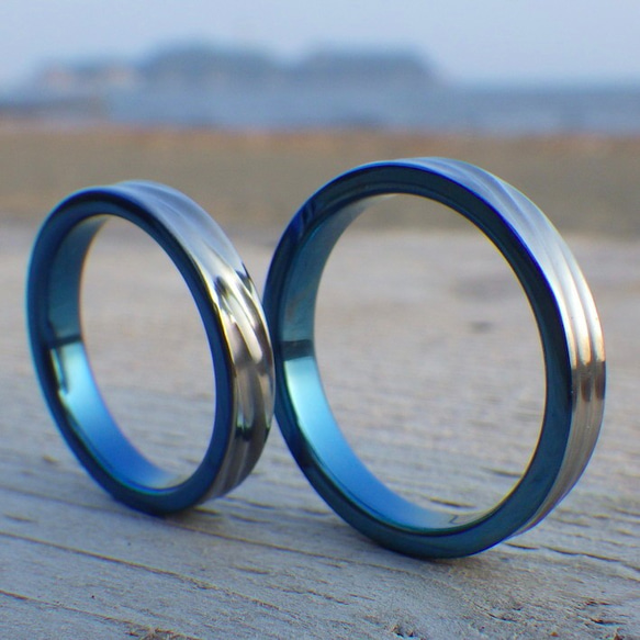 【金属アレルギー対応】鮮やかなロイヤルブルー・ハフニウムの結婚指輪 2枚目の画像