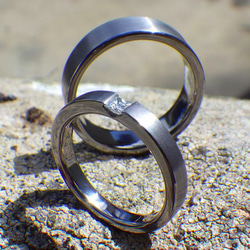 【金属アレルギー対応】タンタルの指輪にプリンセスカットのダイヤモンドを石留め 1枚目の画像