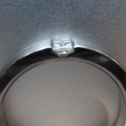 【金属アレルギー対応】タンタルの指輪にプリンセスカットのダイヤモンドを石留め 3枚目の画像