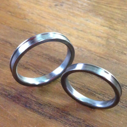 【金属アレルギー対応】ダイヤモンドが煌びやかに輝くハフニウムの結婚指輪 4枚目の画像