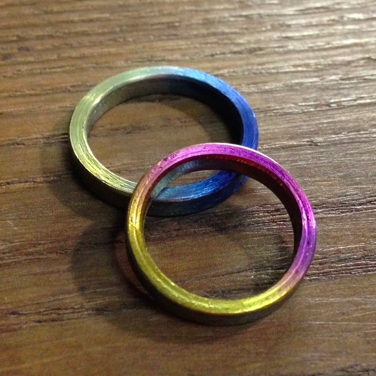 【金属アレルギー対応】ニオブの美しい陽極酸化発色を活かした結婚指輪