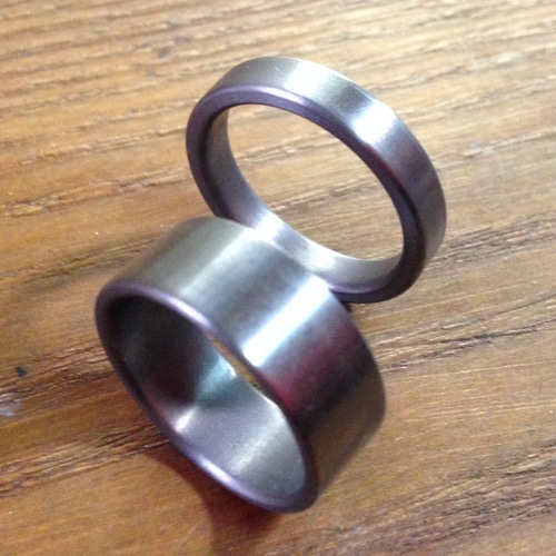 金属アレルギー対応】市松模様のレーザー彫刻・タンタルのペア 金属アレルギー対応】市松模様のレーザー彫刻・タンタルのペア