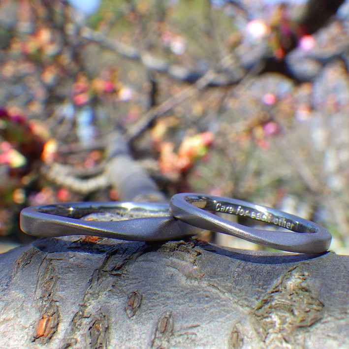 【金属アレルギー対応】滑らかな流れのデザイン・タンタルの結婚指輪