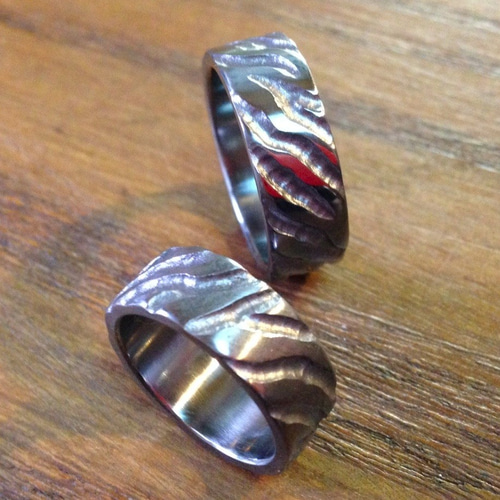 金属アレルギー対応】ゼブラ柄の彫りを入れたタンタルの結婚指輪 指輪