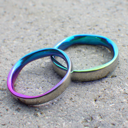 【金属アレルギー対応】鮮やかなグラデーションの発色・ジルコニウムの結婚指輪 2枚目の画像