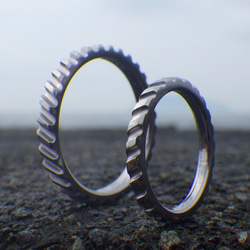 【金属アレルギーフリー】互いが噛み合う歯車をデザインに・タンタルの結婚指輪 1枚目の画像