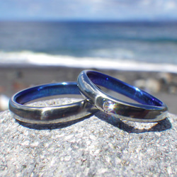 【金属アレルギーフリー】ハフニウムの美しいロイヤルブルー仕上げ・ハフニウムの結婚指輪 1枚目の画像