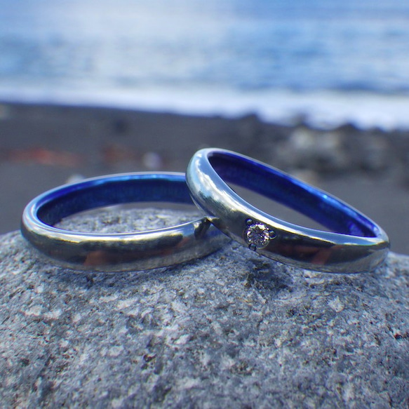 【金属アレルギーフリー】ハフニウムの美しいロイヤルブルー仕上げ・ハフニウムの結婚指輪 2枚目の画像