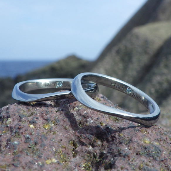 【金属アレルギー対応】リング内側にブルーダイヤモンドを石留め・ハフニウムの結婚指輪 2枚目の画像
