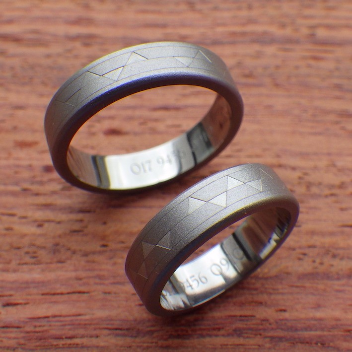 【金属アレルギーにならない結婚指輪】ジオメトリックパターンのタンタルの結婚指輪