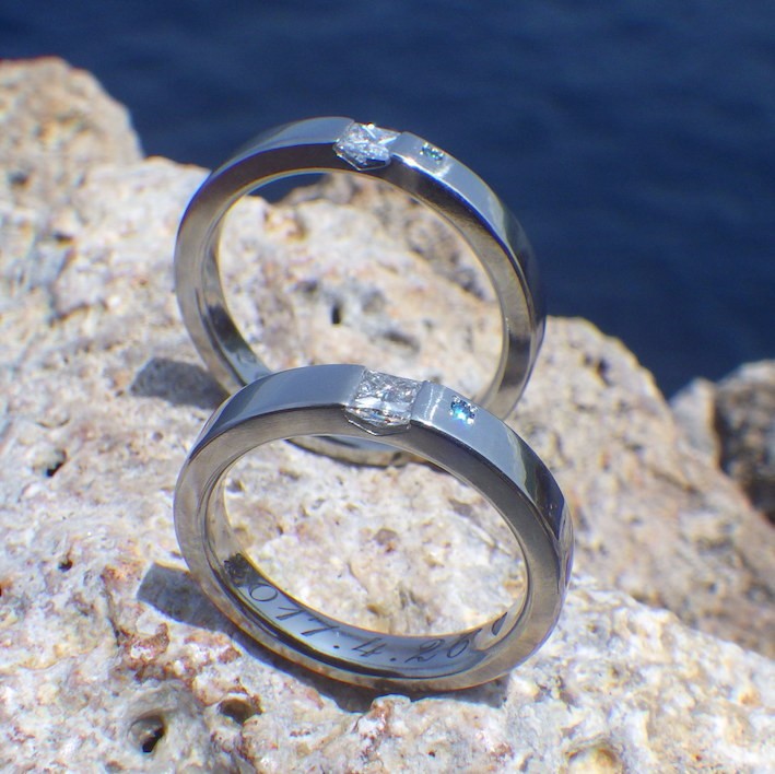 【金属アレルギーにならない結婚指輪】プリンセスハグセッティングにメレを添えて・ハフニウムの結婚指輪