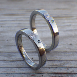 【金属アレルギーにならない結婚指輪】プリンセスハグセッティングにメレを添えて・ハフニウムの結婚指輪 2枚目の画像
