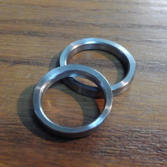 【金属アレルギーにならない結婚指輪】プリンセスハグセッティングにメレを添えて・ハフニウムの結婚指輪 5枚目の画像