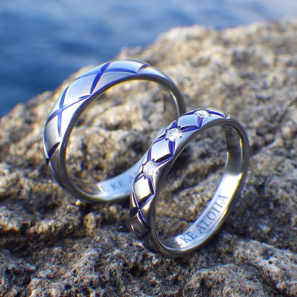 【金属アレルギーにならない結婚指輪】ロイヤルブルーの発色が美しい！ハフニウムの結婚指輪 1枚目の画像