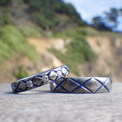 【金属アレルギーにならない結婚指輪】ロイヤルブルーの発色が美しい！ハフニウムの結婚指輪 2枚目の画像