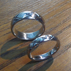【金属アレルギーにならない結婚指輪】ロイヤルブルーの発色が美しい！ハフニウムの結婚指輪 4枚目の画像