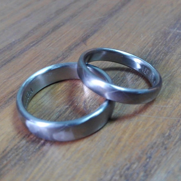 【金属アレルギーにならない結婚指輪】ロイヤルブルーの発色が美しい！ハフニウムの結婚指輪 5枚目の画像