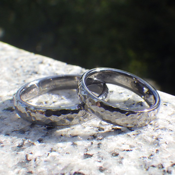 【金属アレルギーにならない結婚指輪】陽の光をばらまく美しい鎚目仕上げ・タンタルの結婚指輪 1枚目の画像