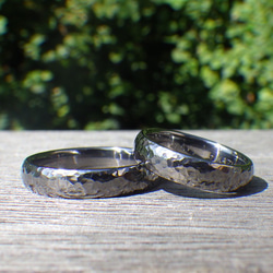 【金属アレルギーにならない結婚指輪】陽の光をばらまく美しい鎚目仕上げ・タンタルの結婚指輪 2枚目の画像