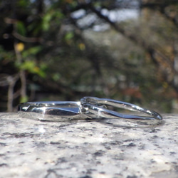 【金属アレルギーにならない結婚指輪】ツバキの花弁をデザインのイメージに・ハフニウムの結婚指輪 1枚目の画像