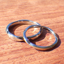 【金属アレルギーにならない結婚指輪】ツバキの花弁をデザインのイメージに・ハフニウムの結婚指輪 2枚目の画像