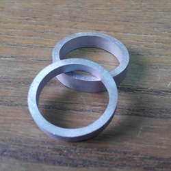 【金属アレルギーにならない結婚指輪】ヒトに優しく、落ち着いて美しい金属・タンタルの結婚指輪 3枚目の画像