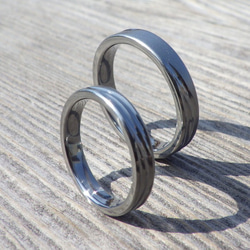 【金属アレルギーにならない結婚指輪】波と海岸線のフォルムをデザインに・ハフニウムの結婚指輪 1枚目の画像