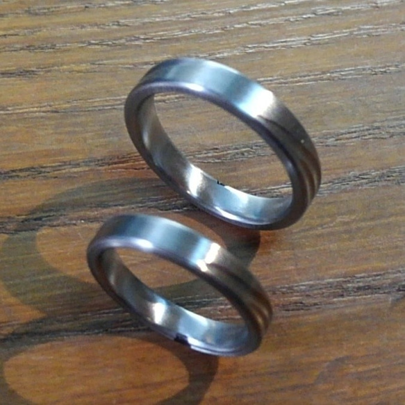 【金属アレルギーにならない結婚指輪】波と海岸線のフォルムをデザインに・ハフニウムの結婚指輪 5枚目の画像