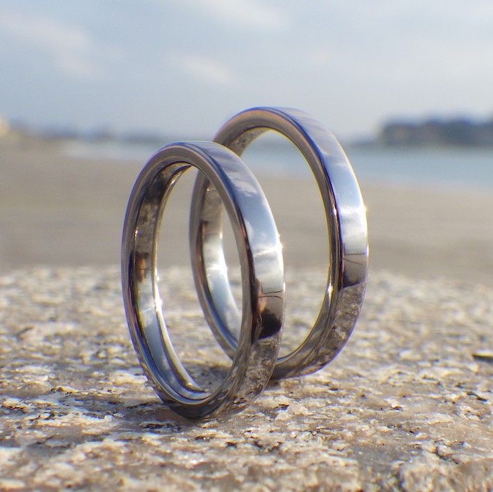 【金属アレルギーにならない結婚指輪】シンプルな平打ちだからこそ素材の美しさが映えるタンタルの結婚指輪
