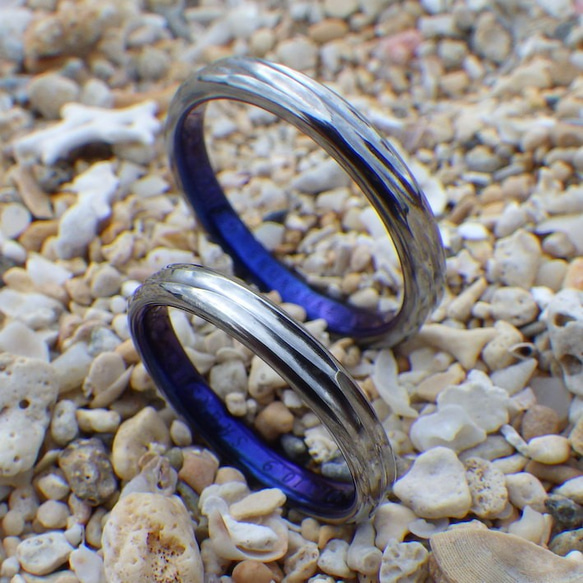 【金属アレルギーにならない結婚指輪】海のイメージのロイヤルブルー・ハフニウムの結婚指輪 1枚目の画像