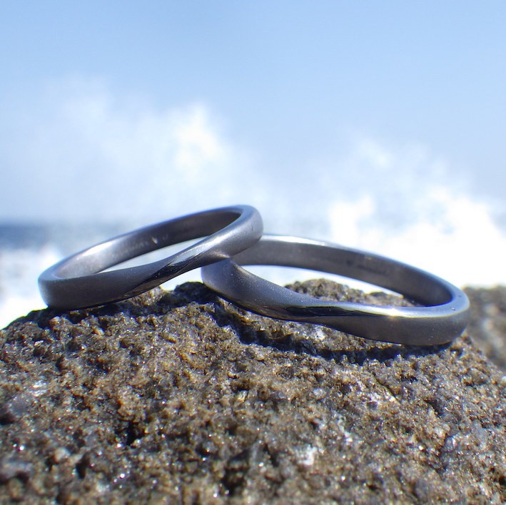 【金属アレルギーにならない結婚指輪】  着け心地の良い丸みをつけたメビウスの輪・タンタルの結婚指輪