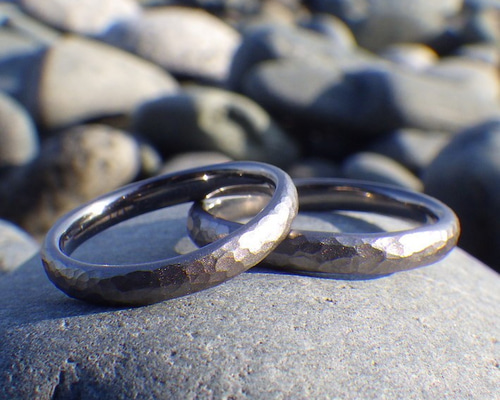 金属アレルギーにならない結婚指輪】 鎚目＋サンドブラスト仕上げの