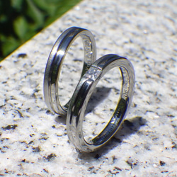 【金属アレルギーにならない結婚指輪】  プリンセスハグセッティング・ハフニウムの結婚指輪 2枚目の画像