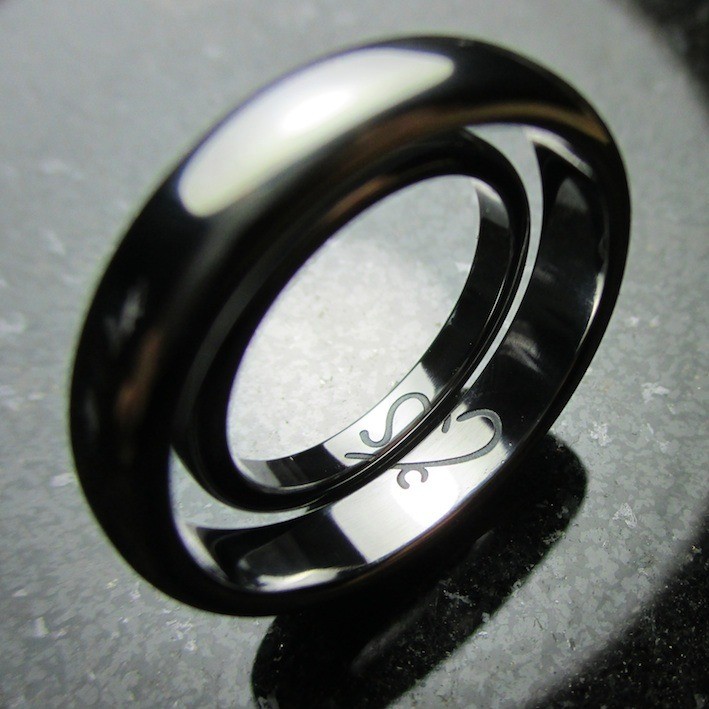 金属アレルギー対応・ふたつで1つのタンタルの結婚指輪