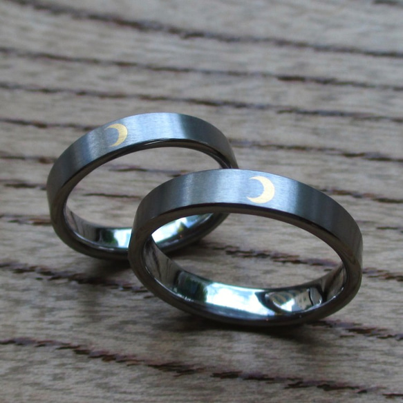 金の三日月の象嵌が美しいタンタルの結婚指輪【金属アレルギー対応】 1枚目の画像