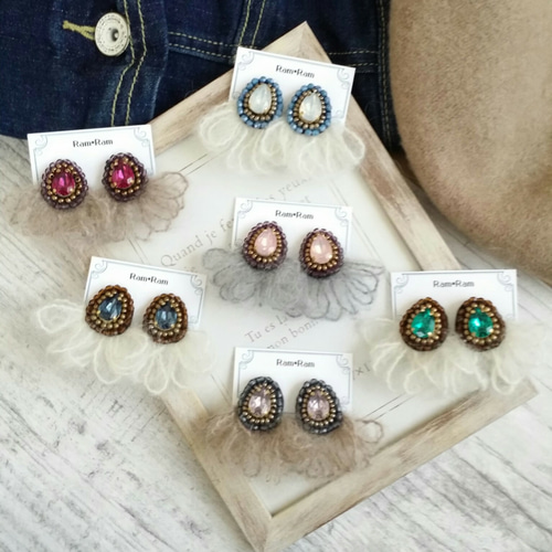 アンティーク風ストーンビーズ刺繍(ホワイトオパール)イヤリング  