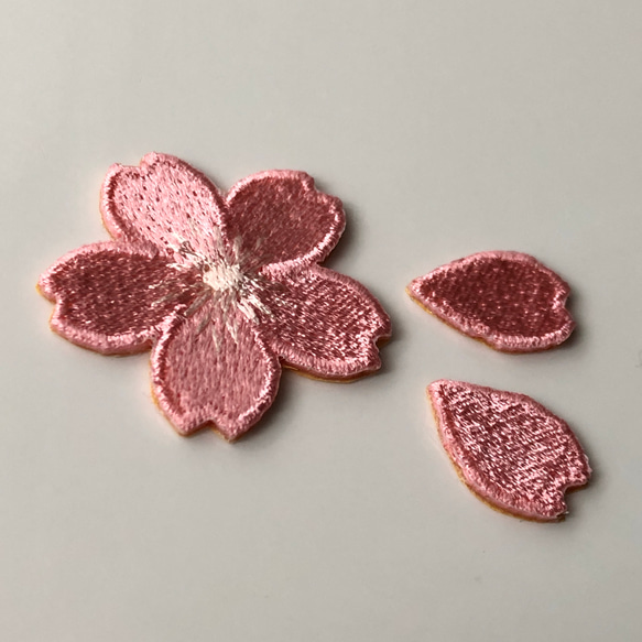 桜 花びらセット 刺繍シール ワッペン 3枚目の画像