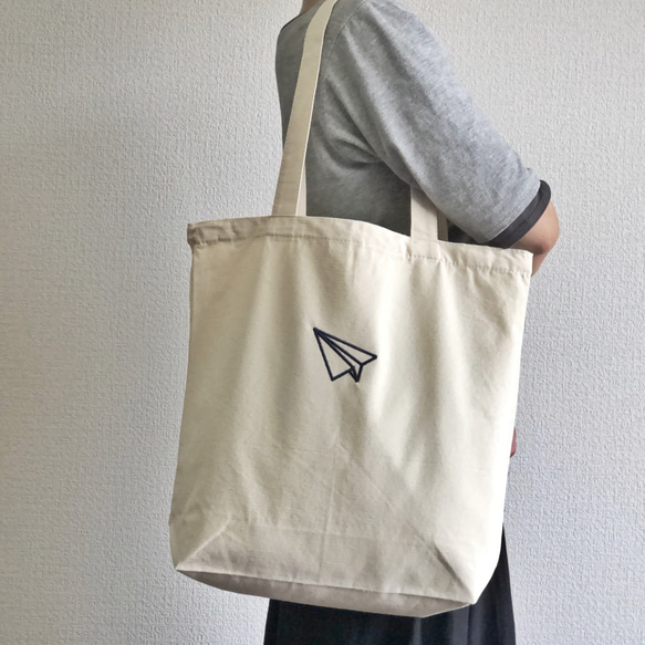 折り紙刺繍トートバッグ　折り鶴・紙飛行機　内ポケット付き　オーガニックコットン　／エコバッグにも最適 3枚目の画像