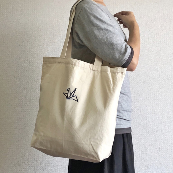 折り紙刺繍トートバッグ　折り鶴・紙飛行機　内ポケット付き　オーガニックコットン　／エコバッグにも最適 5枚目の画像