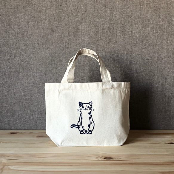 【みけ】貓-nyaA- 刺繍 ミニトート　内ポケット付き　オーガニックコットン　ランチバッグ／お弁当バッグ 1枚目の画像