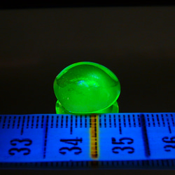 N899　【アメリカ産】ウランガラス　　ボタン型　紫外線照射で蛍光　(*_*; 1枚目の画像