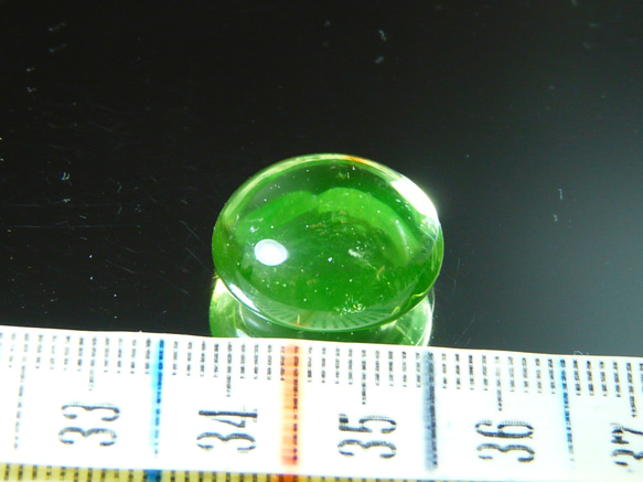 N899　【アメリカ産】ウランガラス　　ボタン型　紫外線照射で蛍光　(*_*; 4枚目の画像