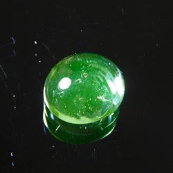 N904　【アメリカ産】ウランガラス　　ボタン型　紫外線照射で蛍光　(*_*; 3枚目の画像